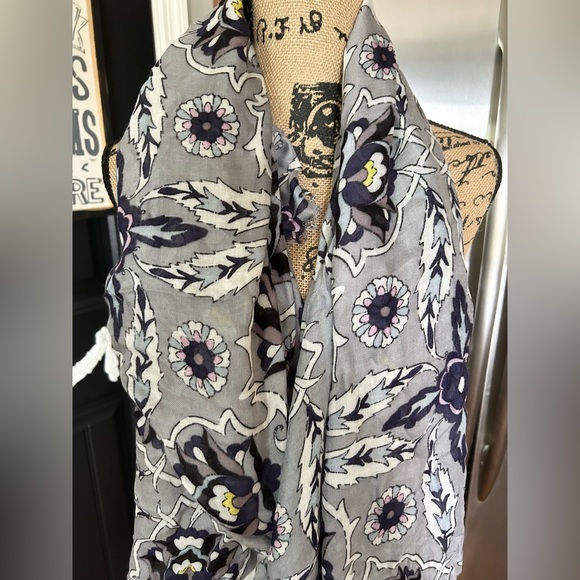 💕 NWT Vera Bradley Scarf Wrap Gray & Navy - Picture 2 of 8